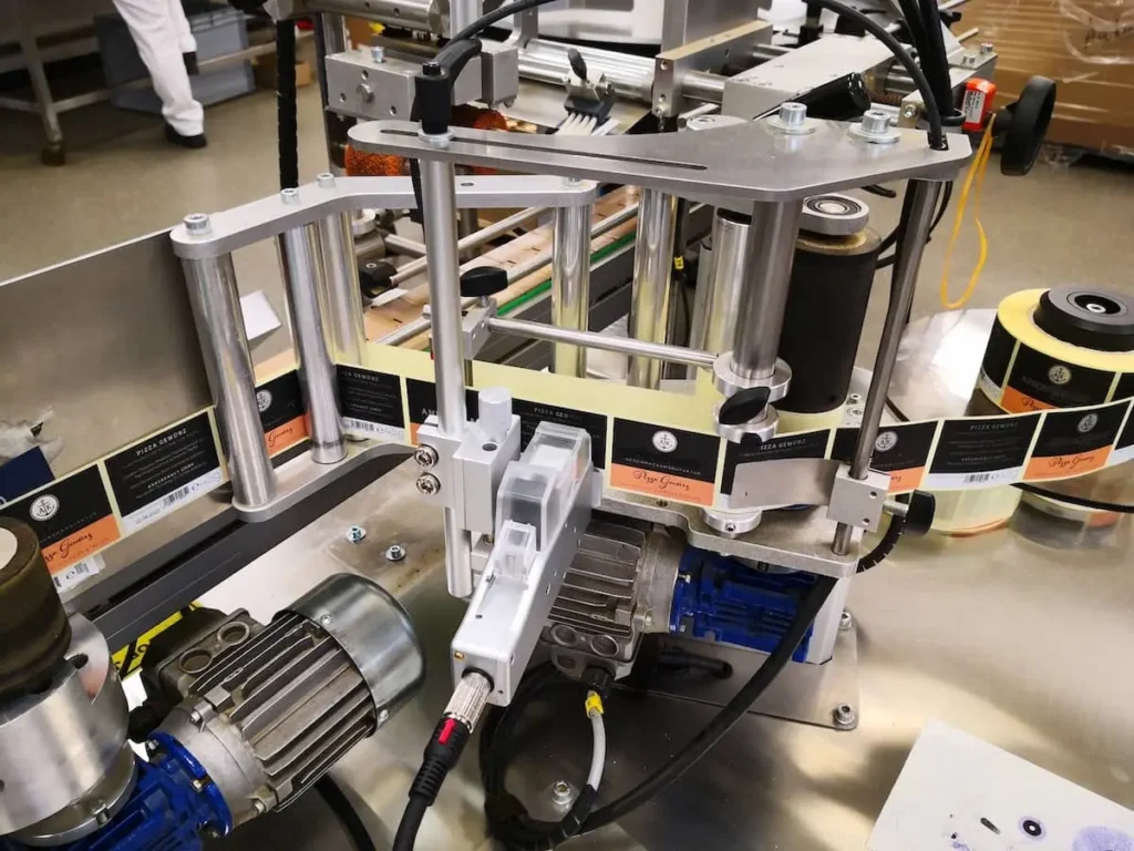 Mindesthaltbarkeitsdatum und Chargencodierung in einer Etikettieranlage