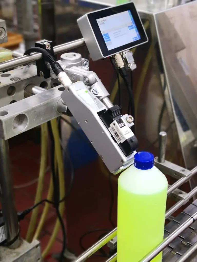 Mindesthaltbarkeitsdatum Codierung in einer Kunststoffflaschen Abfüllanlage