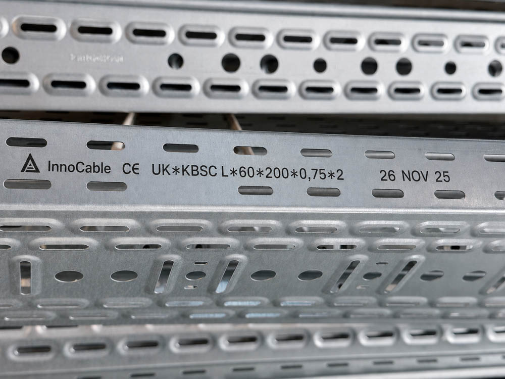 Galvanisierte Kabelkanäle kennzeichnen